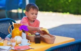 Lekker ontbijt met de kinderen op vakantie